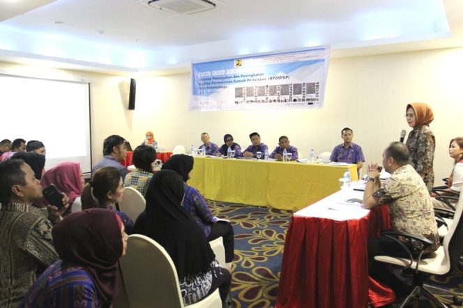 
 Wali Kota Kotamobagu Tatong Bara membuka focus group discussion RP2KPKP sekaligus meluncurkan program KOTAKU di Hotel Sutan Raja. 