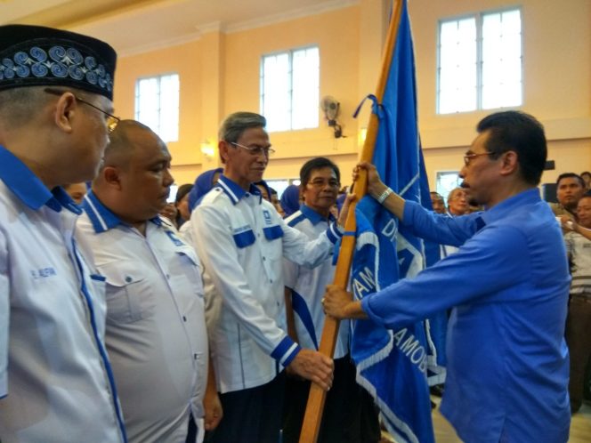 
 Ketua DPW PAN Sulut Sehan Landjar  menyerahkan bendera partai kepada Ketua DPD PAN Kotamobagu Jainuddin Damopolii beberapa waktu lalu.