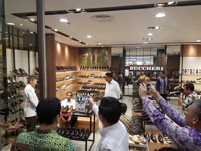
 Presiden RI Joko Widodo sedang mencoba sepatu di salah satu outlet di Mantos III  