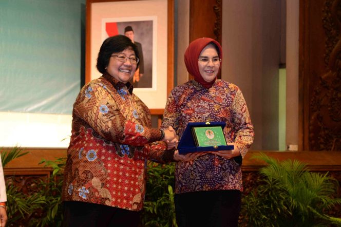 
 Wali Kota Tatong Bara menerima piala penghargaan program kampung iklim dari Menteri Lingkungan Hidup dan Kehutanan RI Sitti Nurbaya Bakar