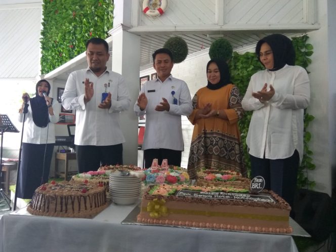 
 Tampak Walikota Tatong Bara bersama Sekkot Tahlis Galang dan Kepala BPKD Rio Lombone, Kompak saat akan meniup lilin kue ulang tahun
