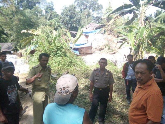 
 Begini suasana saat Pemerintah Kecamatan Motongkad dan kepolisian menghentikan aktivitas pertambangan ilegal.
