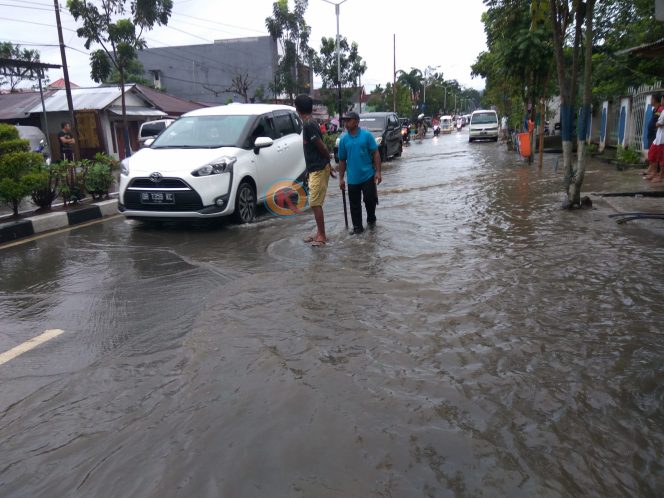 
 Begini Penampakan Banjir di Jalan KS Tubun dan Paloko Kinalang