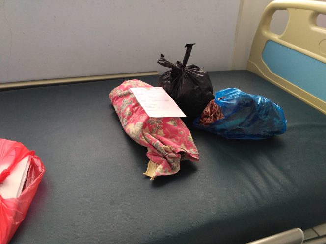 
 Bayi masih dengan plasenta yang menempel, saat masih di Rumah Sakit Umum Kotamobagu