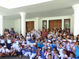 Walikota bersama siswa penerima KIA