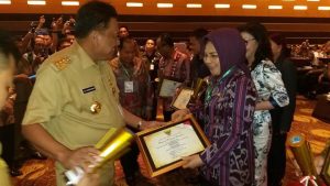 Walikota Tatong Bara menerima piala dan piagam penghargaan Anugerah Pangripta Nusantara dari Gubernur Olly Dondokambey.