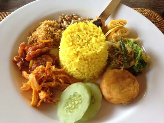 
 Nasi kuning khas Indonesia
