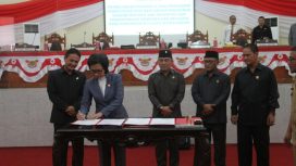 Bupati Bolmong Yasti Soepredjo Mokoagow menandatangani  persetujuan Perda Hak Keuangan dan Administratif Pimpinan dan Anggota DPRD.
