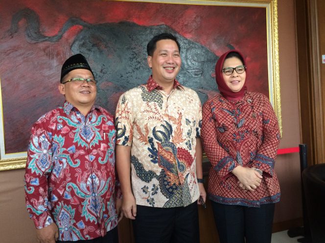 
 Tatong Bara dan Nayodo Koerniawan mengapit Wakil Gubernur yang Juga Wakil Ketua I DPD PDIP Sulut, Steven Kandouw.