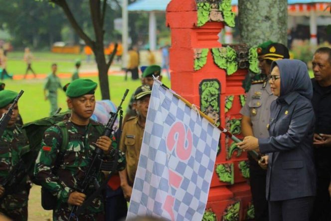 
 Walikota Tatong Bara melepas gerak jalan peleton beranting.