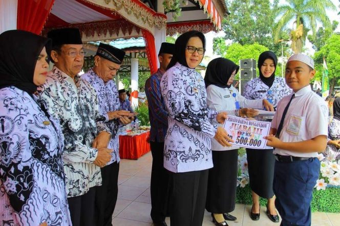 
 Walikota Tatong Bara menyerahkan hadiah kepada salah satu siswa pemenang lomba.