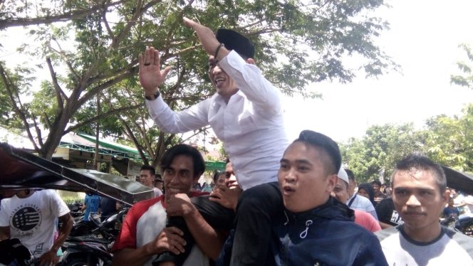 
 Junius Dilapanga diarak keliling kampung usai memenangi Pilsang Tabang beberapa waktu lalu.