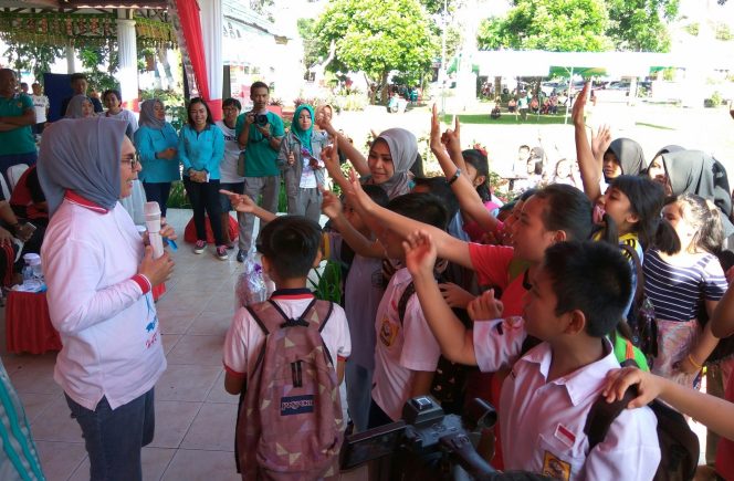 
 Tampak para siswa berebut menjawab pertanyaan dari Walikota Tatong Bara