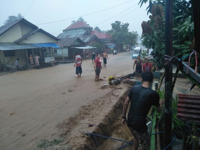 
 Sejumlah warga Kelurahan Upai, Kecamatan Kotamobagu Utara, terpaksa harus turun ke jalan mengangkat sampah, bebatuan dan pasir yang dibawa arus air yang meluap dari drainase.