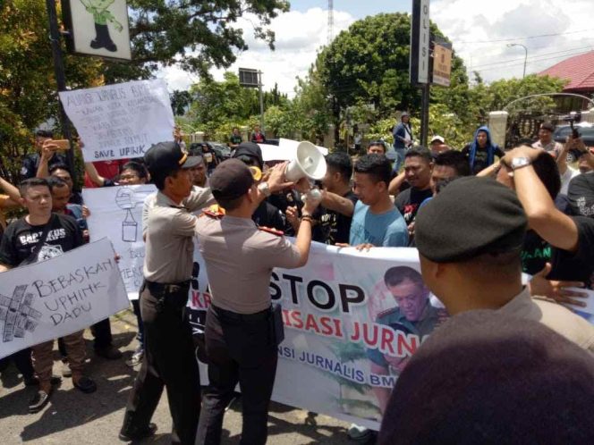 
 Wartawan se-BMR Demo di Kejari, PN, DPRD dan Polres Kotamobagu