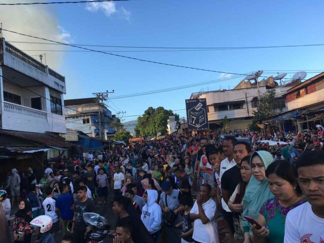 
 Ribuan Warga Saksikan Kebakaran Pasar Serasi Kotamobagu