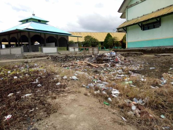 
 Tim Penilai Adiwiyata Bolmong Temukan Sampah Berserakan di Halaman Sekolah