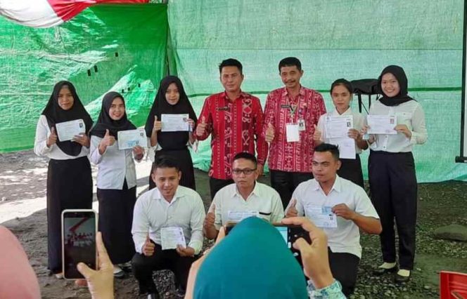 
 Sekda Bolmong Tahlis Gallang dan Kepala BKPP Umarudin Amba bersama peserta yang lulus passing grade di tahap SKD. (dok)