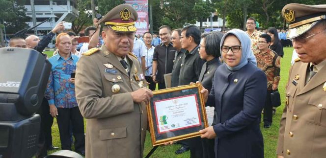 
 Diserahkan Langsung Gubernur Sulut, Tatong Terima Penghargaan K3