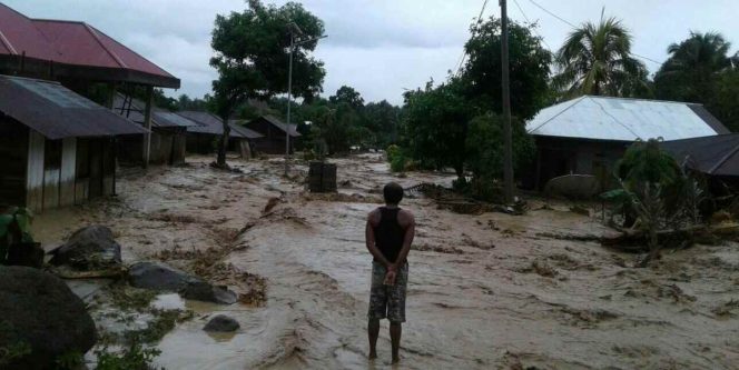 
 Banjir Bandang di Desa Pangi Timur, 2 Rumah Hanyut, Puluhan Terdampak. Ini Foto-fotonya!