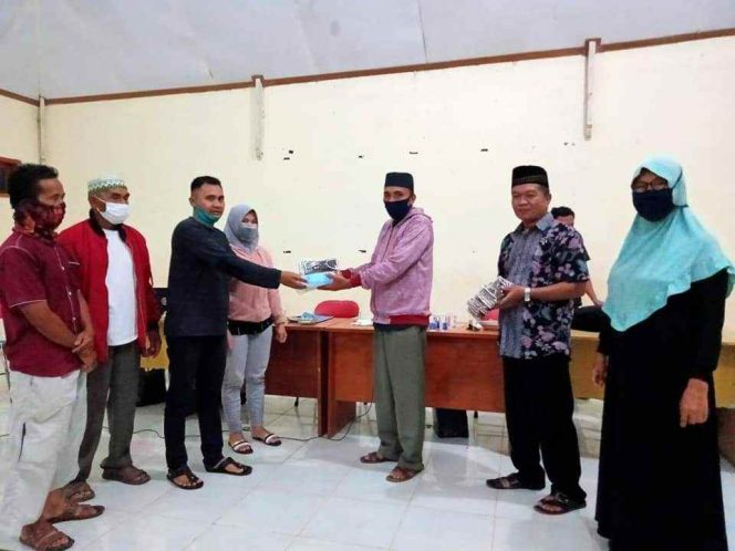 
 Pemerintah Desa Tanoyan Selatan Bagikan 3.000 Masker pada Masyarakat dan Vitamin untuk Lansia