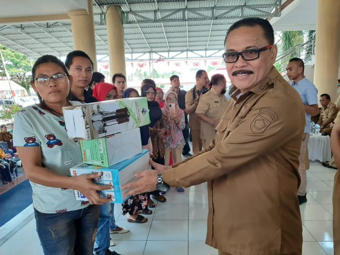 
 Pj Bupati Bolmong Serahkan Bantuan Bagi Penyandang Disabilitas dan KUBE