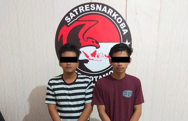 
 Dua remaja asal Sukabumi Jawa Barat yang diamankan polisi karena diduga pengedar obat keras. (Foto: Istimewa/Humas Polres Kotamobagu)