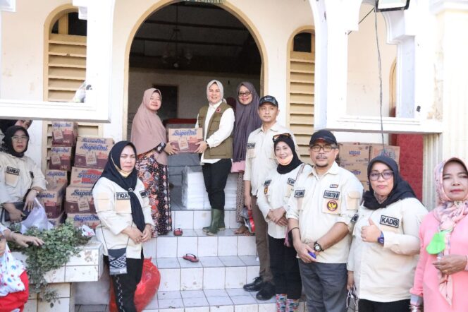
 Walikota Kotamobagu Serahkan Langsung Bantuan Bagi Korban Bencana di Manado