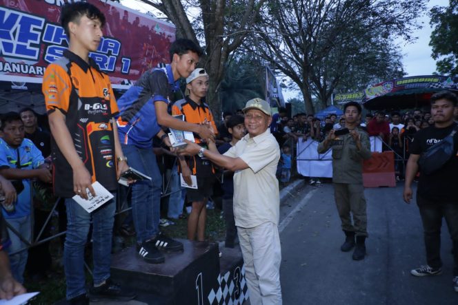 
 Bupati Asahan H. Surya BSc menyerahkan hadiah kepada pemenang drag bike.