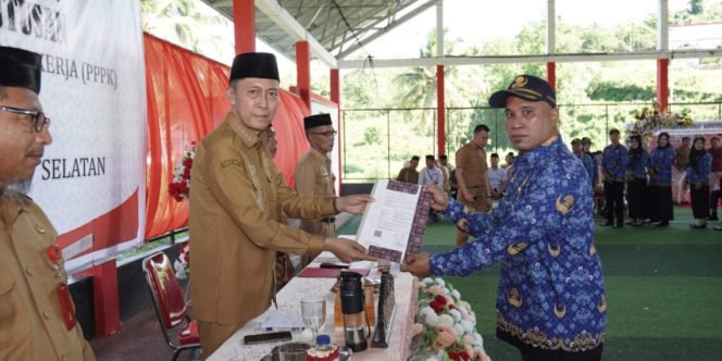 
 Bupati Bolsel Iskandar Kamaru menyerahkan SK pengangkatan PPPK Guru tahun 2022.