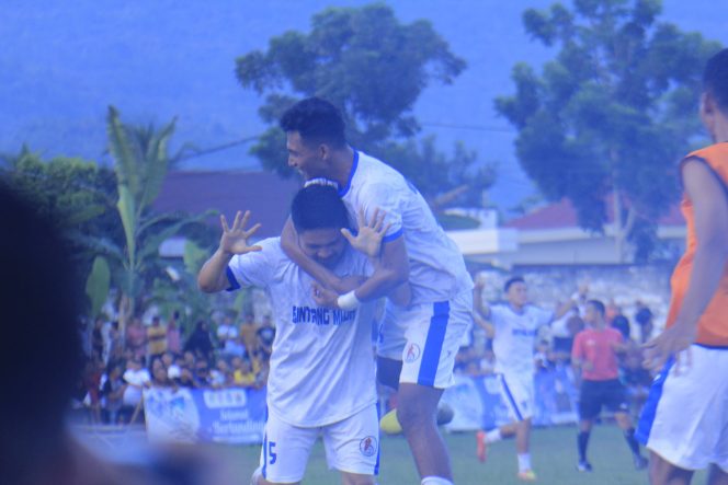 
 Penyerang BMM Cipta Pudul merayakan golnya ke gawang Lingsyen Emergency Minsel. (Foto: Istimewa/Facebook Juandri Paputungan)