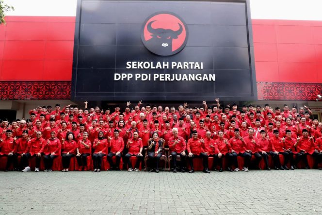 
 Ketua Umum PDI Perjuangan Megawati Soekarnoputri dan Capres Ganjar Pranowo bersama jajaran DPP, DPD dan DPC. (Foto: Istimewa/Gesuri)