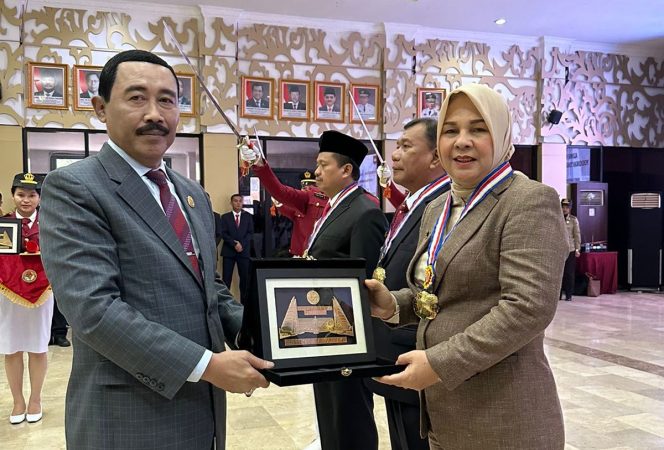 
 Walikota Tatong Bara Terima Tanda Penghargaan dari IPDN
