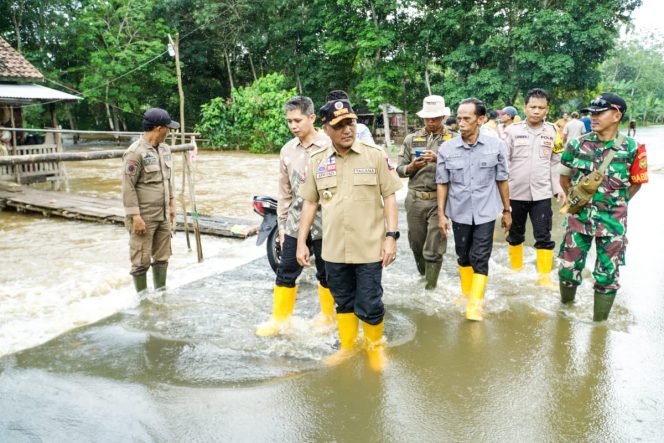
 Debit Air Makin Tinggi, Jalan Penghubung di Dusun Pj Bupati Apriyadi Amblas