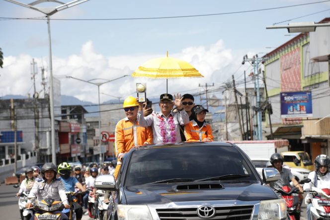 
 Walikota Pimpin Iring-iringan Piala Adipura ke-10 Bersama Petugas Kebersihan Kotamobagu