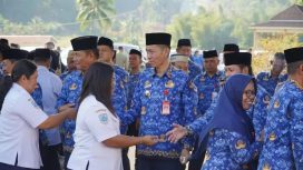 Bupati Bolsel Iskandar Kamaru menyalami seluruh ASN usai memimpin apel kerja perdana pascalebaran. (Foto: Istimewa)