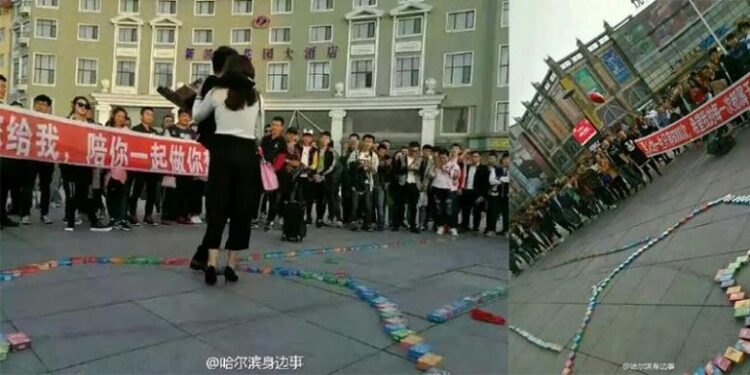 Unik, Wanita Ini Dilamar dengan 999 Kotak Kondom oleh Sang Kekasih