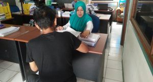 Tampak Perangkat Kelurahan yang Melakukan Penerimaan Tunjangan di Bagin Tata Praja Kotamobagu