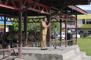  FOTO: Wakil Bupati Boltim, Rusdi Gumalangit, memberikan penyampaian dalam apel perdana awal 2017. (foto: phm)