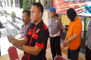 Berbekal batu akik merah, Kanjeng Joko gandakan Dolar