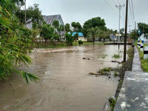 Jika draninase buruk, seperti inilah akibatnya. Air hujan akan meluap sampai ke badan jalan