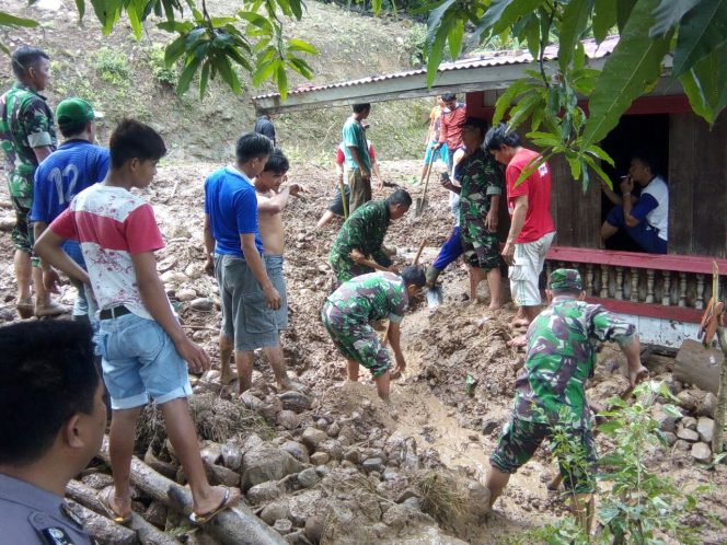
TNI. TRC-PB BPBD dan warga melakukan pembersihan lonsor