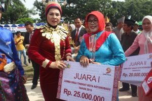 Walikota saat menyerahkan hadiah bagi pemenang lomba Desa/Kelurahan se-Kotamobagu