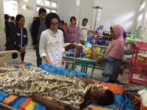 Yasti Supredjo Mokoagow (YSM) saat mengunjungi pasien RS Pobundayan