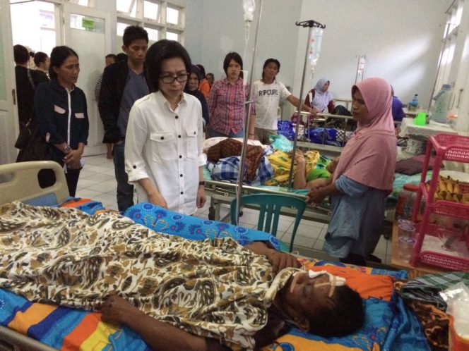 
 Yasti Supredjo Mokoagow (YSM) saat mengunjungi pasien RS Pobundayan