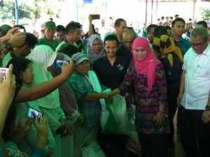 Mensos RI Khofifah Indar Parawansa menyerahkan beras sejahtera kepada masyarakat penerima