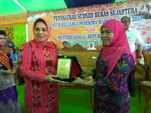 Walikota Tatong Bara bertukar cindera mata dengan Mensos Khofifah Indar Parawansa