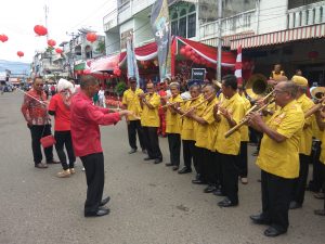Alat musik tradisional dan lagu khas daerah Bolaang Mongondow, ditampilkan di perayaan karnaval Cap Go Meh