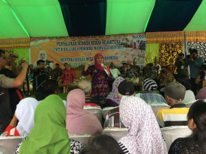 Mensos RI, Khofifah Indar Parawansa, saat memberi arahan kepada warga penerima Rastra.