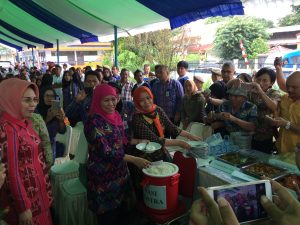 Mensos RI, Khofifah Indar Parawansa dan Walikota Tatong Bara, cicipi nas dari Rastra.
